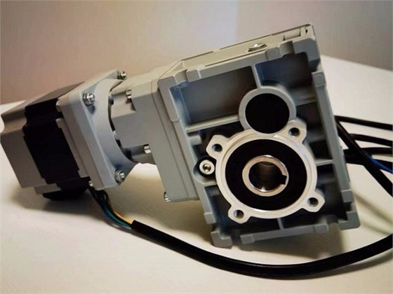 艾思捷准双曲面齿轮减速机带伺服电机输入.jpg 艾思捷准双曲面齿轮减速机带伺服电机输入.jpg